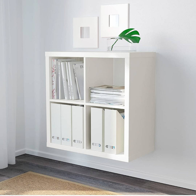 Переробка стелажа Каллакс ІКЕА: використання в якості стильної тумби під телевізор у вітальні.