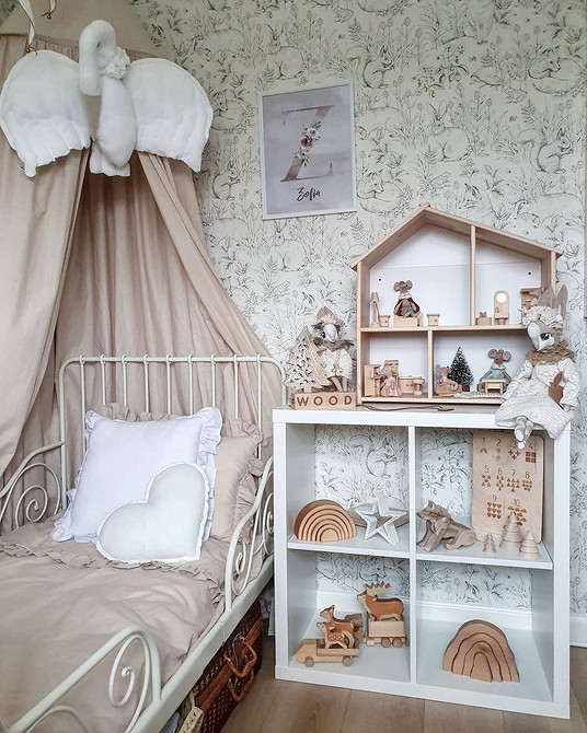 Стелаж Каллакс ІКЕА в спальні: приліжкові тумбочки та місце для зберігання речей.