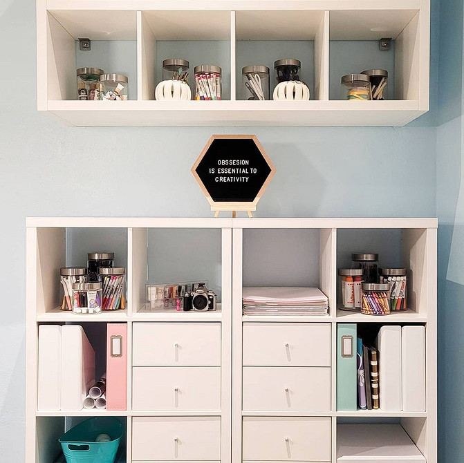 Ідеї переробки стелажа Каллакс ІКЕА: відкрита вітальня з переробленим стелажем для зберігання.