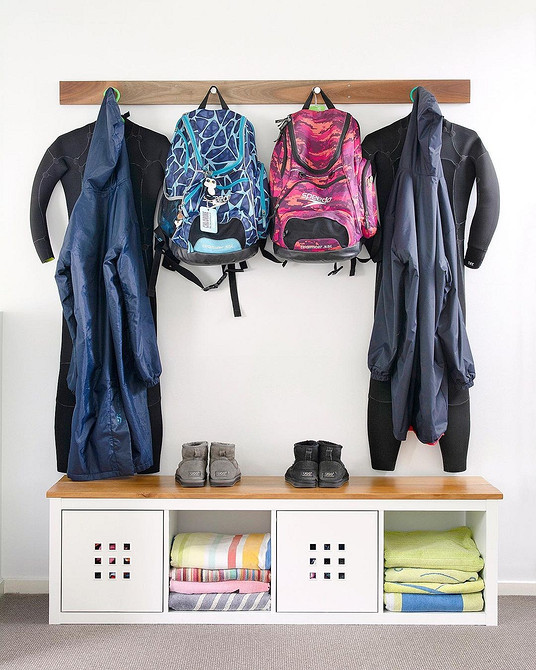 Стелаж Каллакс ІКЕА як частина гардеробної: ідеї організації одягу та аксесуарів.