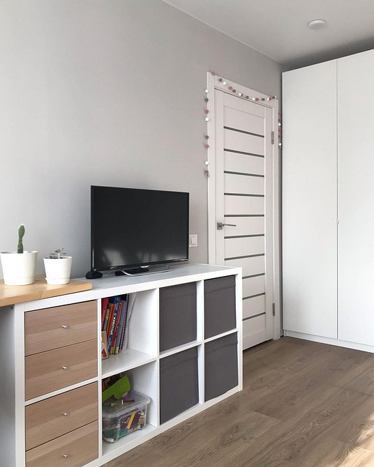 Натхнення для дому: стелаж Каллакс ІКЕА як роздільник кімнати та місце для зберігання.