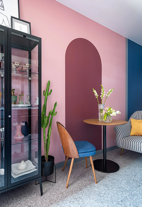 Кімната з поєднанням меблів з різних матеріалів: шкіра, дерево, метал, тканина для дизайну.