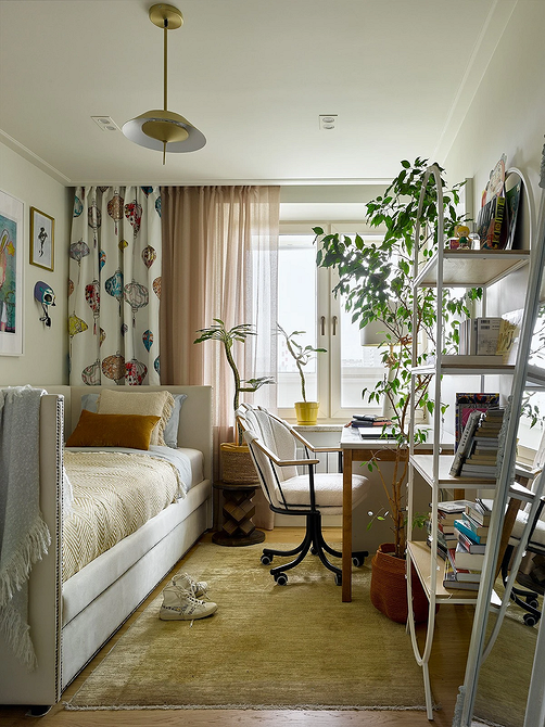 Сучасний інтер'єр з поєднанням дерев'яних та металевих меблів, що створює гармонійний простір.