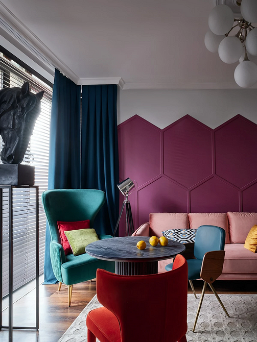 Еклектичний інтер'єр: вдале поєднання різних стилів меблів у вітальні.