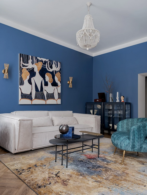 Як колір меблів впливає на атмосферу та відчуття простору в інтер'єрі оселі.