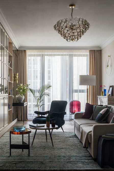 Використання рослин в інтер'єрі: квіти у вазах та кімнатні рослини у горщиках.