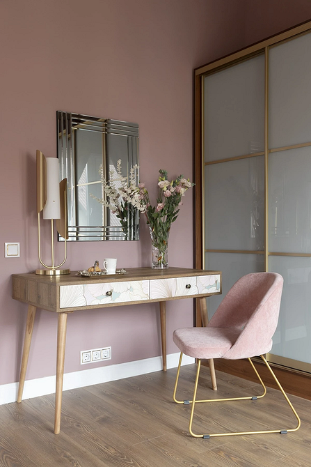 Поєднання різних стилів меблів в одній кімнаті: сучасний диван та антикварний комод.