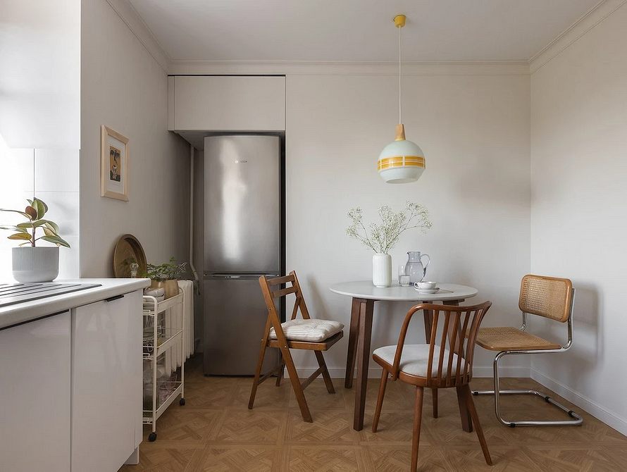 Поєднання мінімалістичних меблів з яскравими декоративними подушками та килимом в інтер'єрі.