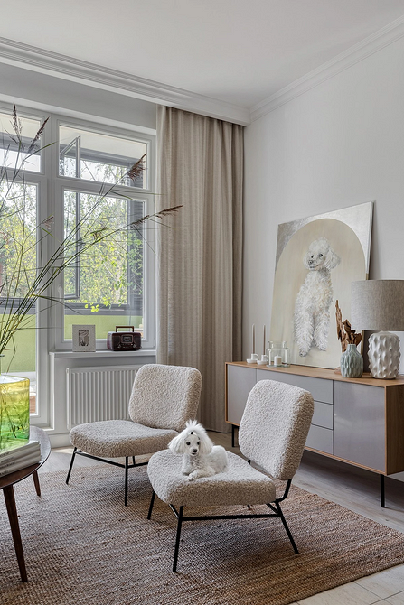 Сучасний інтер'єр з акцентом на текстиль: м'який килим, подушки та штори.