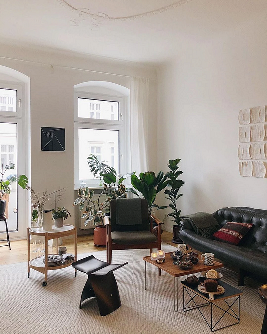 Кухня в стилі еклектика з яскравими кольорами та незвичайними деталями.