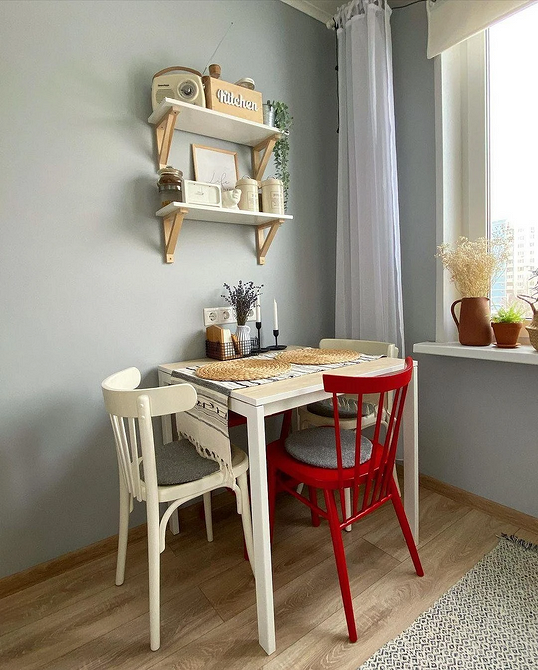 Меблі для маленької квартири: компактний диван-ліжко та багатофункціональні шафи.