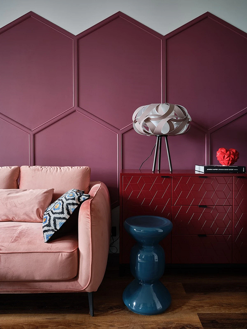 Сміливе поєднання сучасного дивана та класичного крісла в еклектичній вітальні.