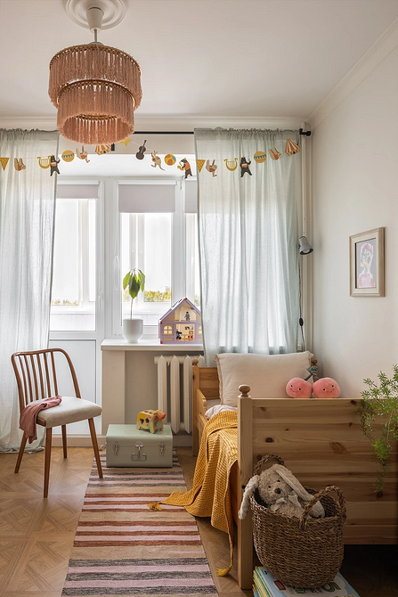 Поєднання старовинного комода та сучасного дзеркала в еклектичному коридорі.