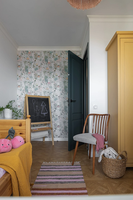 Ванна кімната в стилі еклектика: поєднання сучасної сантехніки та вінтажного дзеркала.