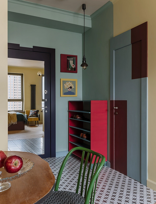 Еклектичний інтер'єр: поєднання сучасного дивану з антикварним столиком та яскравим килимом.