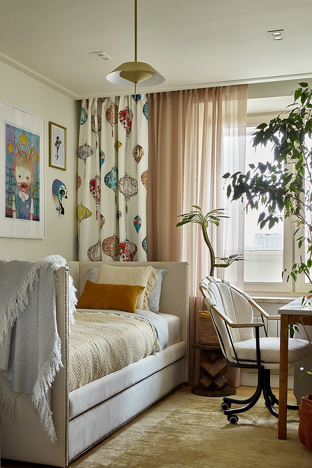 Вітальня з еклектичним дизайном: поєднання старовинних та сучасних меблів, яскравий декор.