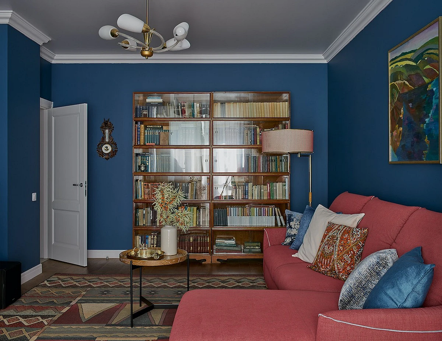 Елементи еклектики в інтер'єрі: яскравий текстиль, вінтажні аксесуари, сучасне мистецтво.