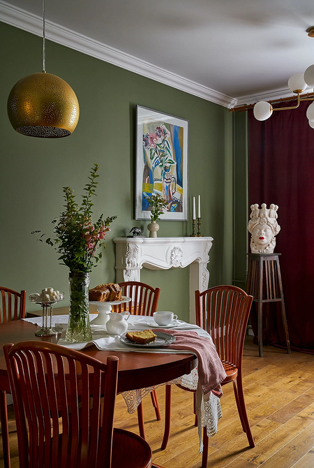 Вітальня в стилі еклектика: диван з різнокольоровими подушками та незвичайний журнальний столик.