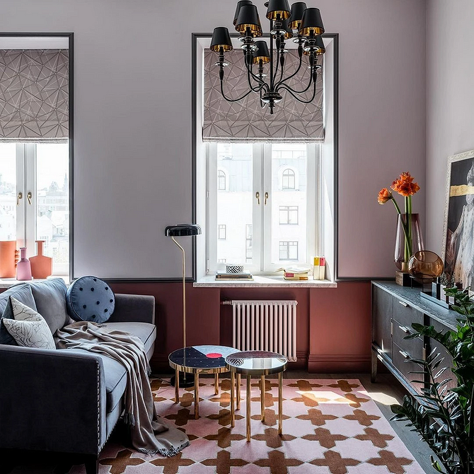 Кольорова гармонія в дизайні інтер'єру: синій диван, жовті крісла та нейтральні стіни.