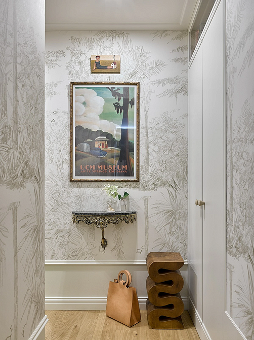 Поєднання дерев'яних та металевих меблів в інтер'єрі: стіл, стільці та полиці.