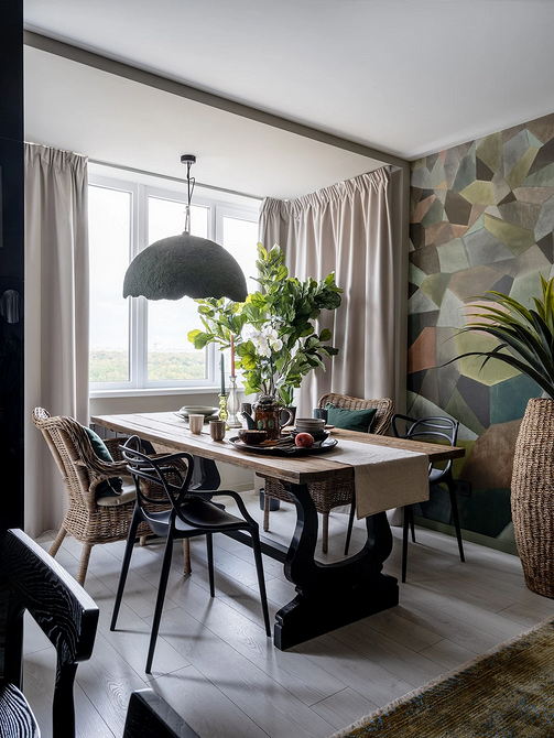 Світла кімната з меблями різних кольорів та фактур, поєднання дизайну інтер'єру.