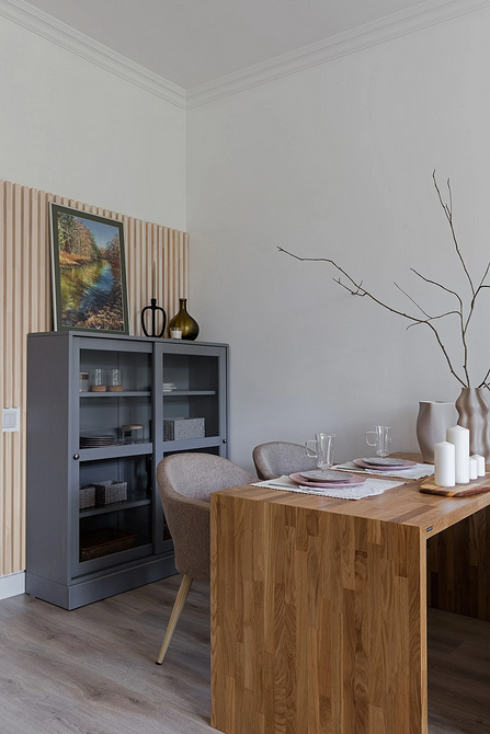 Мінімалістичний дизайн: світлі стіни, прості меблі та відсутність зайвих деталей.