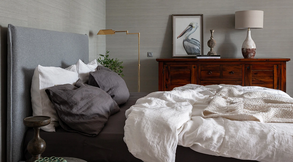 Гармонійне поєднання меблів в інтер'єрі вітальні: диван, крісла, журнальний столик.