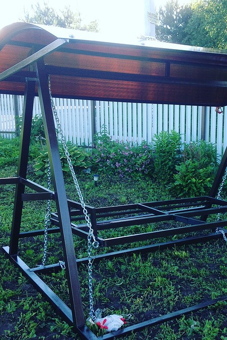 Готові садові гойдалки з металу, зроблені своїми руками: чудовий куточок відпочинку.