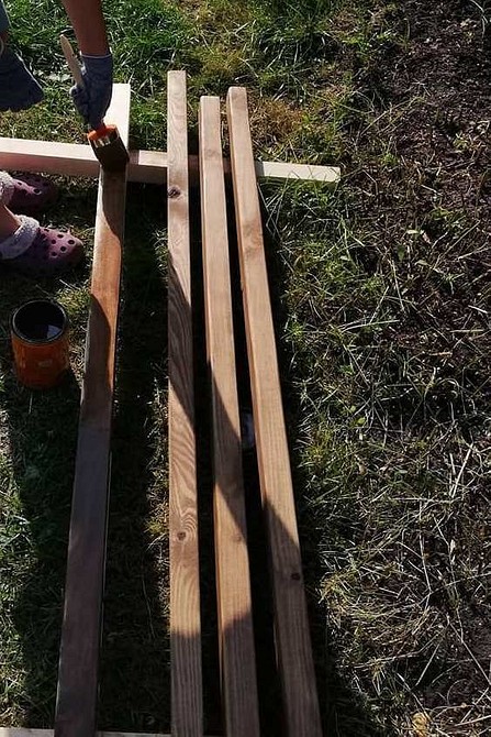 Садові гойдалки з металу з м'яким сидінням для комфортного відпочинку на природі.