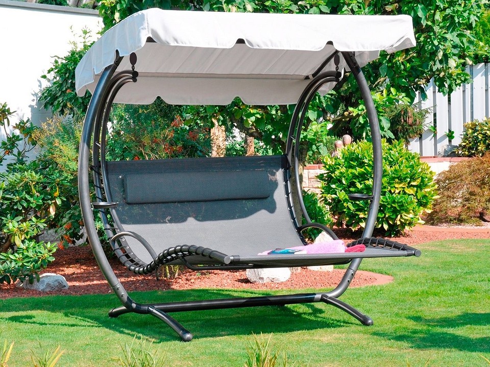 Металевий каркас садових гойдалок: деталі кріплення та з'єднання елементів конструкції.