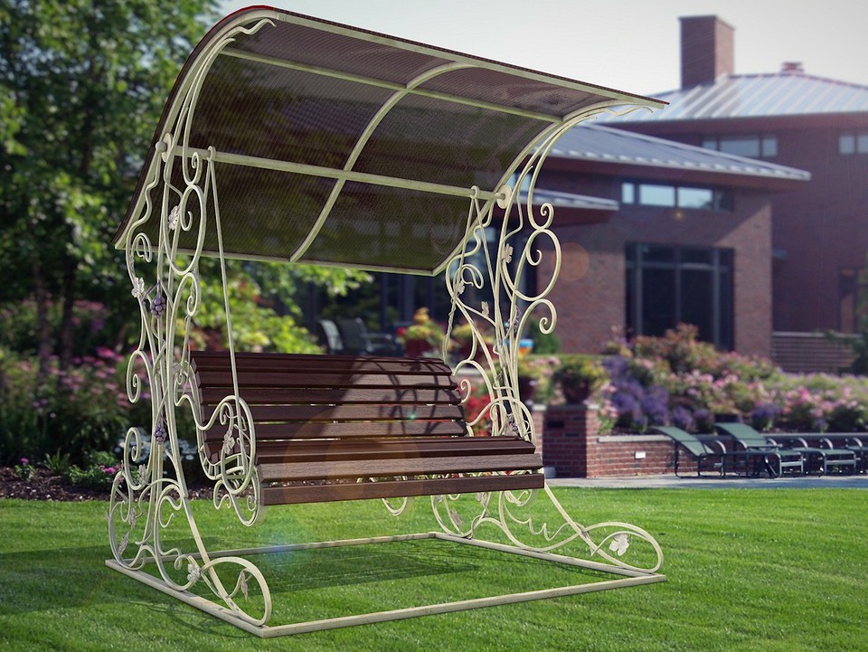 Монтаж фундаменту для садових гойдалок з металу для міцності конструкції.