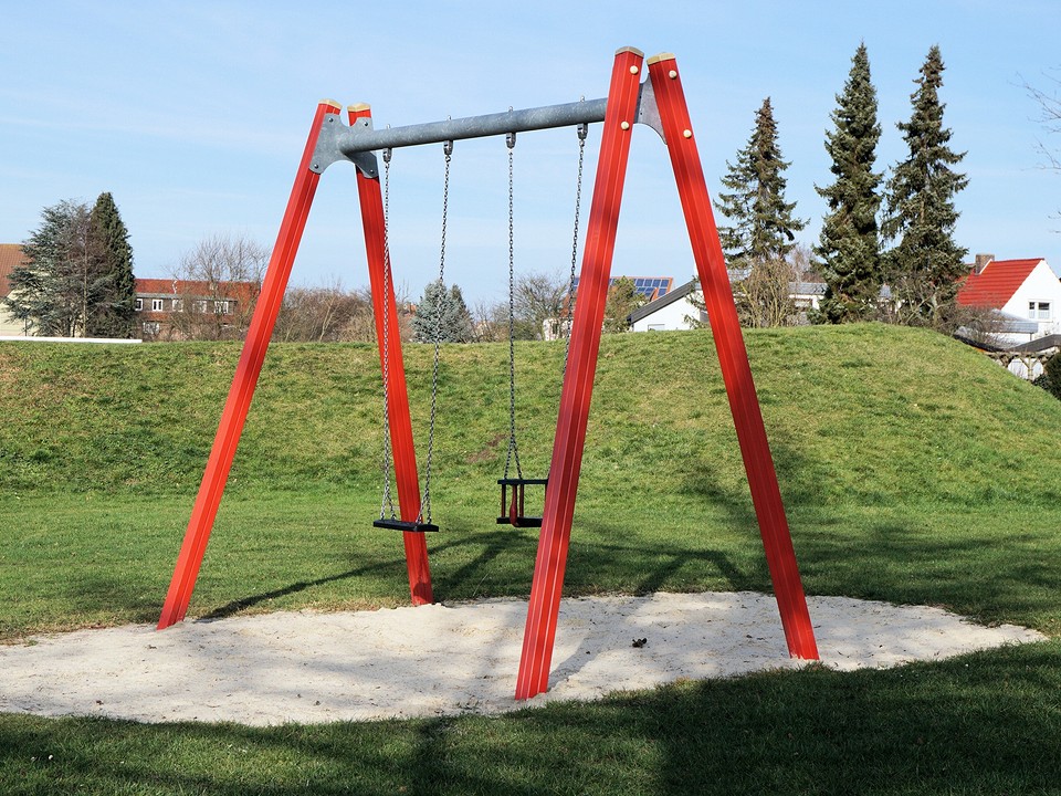 Процес зварювання металевих елементів для садових гойдалок своїми руками, крупний план