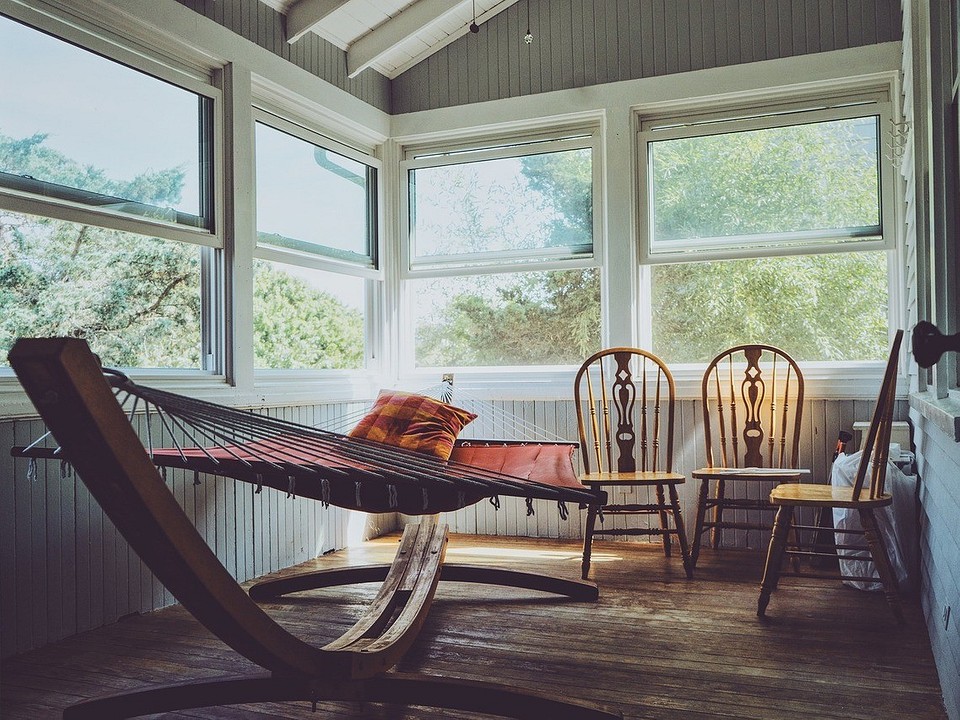 Саморобна стійка для гамака: конструкція з дерева, ідеально вписується в ландшафт дачі.