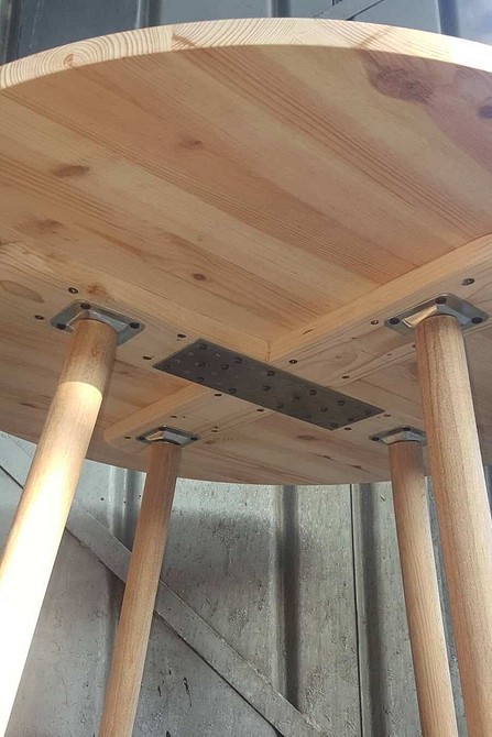 Як зробити дерев'яний стіл для альтанки: приклад готового столу ручної роботи