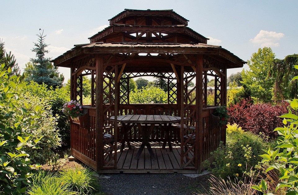 Інструкція з будівництва дерев'яного столу для альтанки: матеріали, інструменти та етапи роботи