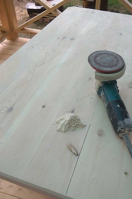 Процес створення міцного дерев'яного столу для альтанки з використанням якісних матеріалів.