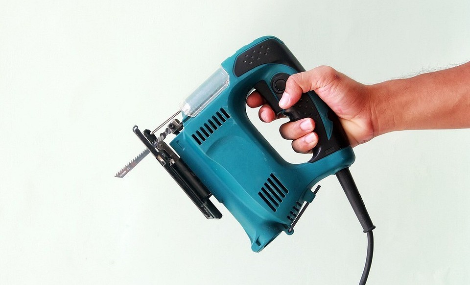 Самостійне виготовлення дерев'яного столу для альтанки: дизайн, збірка та фінішна обробка.