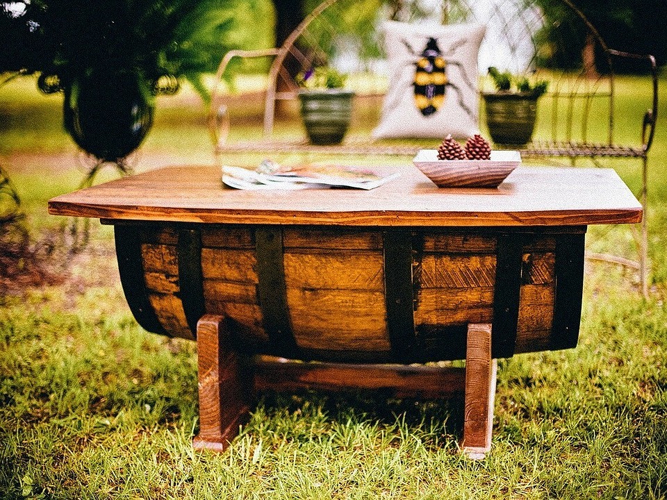 Простий дерев'яний стіл для альтанки, виготовлений своїми руками з використанням пиломатеріалів