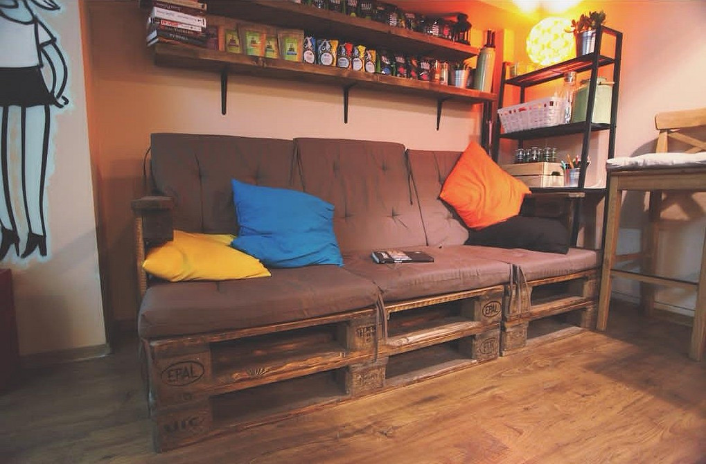 DIY диван з палет: інструкція зі створення зручних та стильних меблів власноруч.