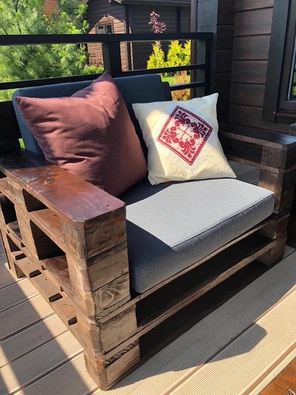 Зроблений своїми руками диван з дерев'яних піддонів для вітальні, стильний дизайн.
