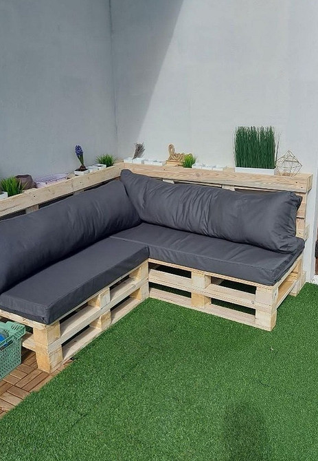 Бюджетний диван з палет: креативні ідеї для вашого інтер'єру та екстер'єру.