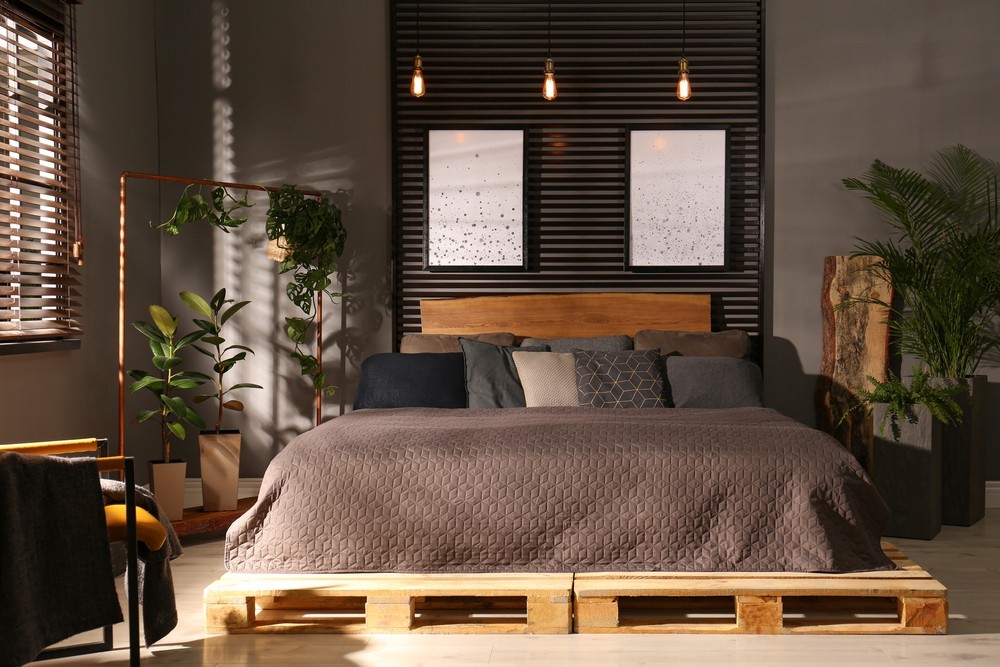 Креативний диван з піддонів, пофарбований у яскравий колір, для сучасного інтер'єру.