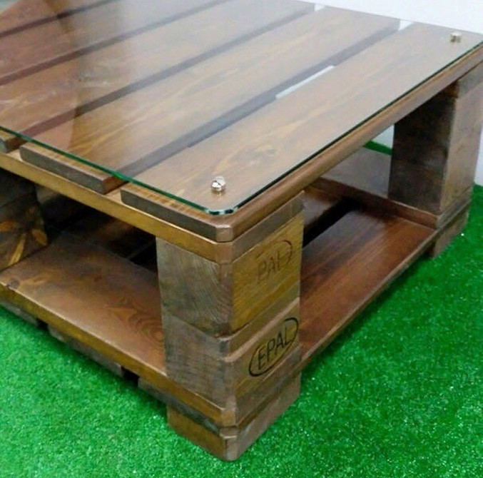 Диван з піддонів у стилі бохо: ідеальне доповнення для творчого інтер'єру.