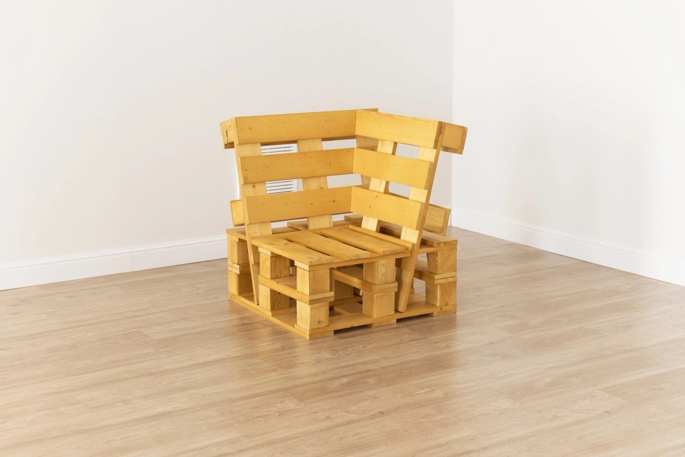 Кутовий диван з піддонів з яскравими подушками, ідеальне рішення для тераси.