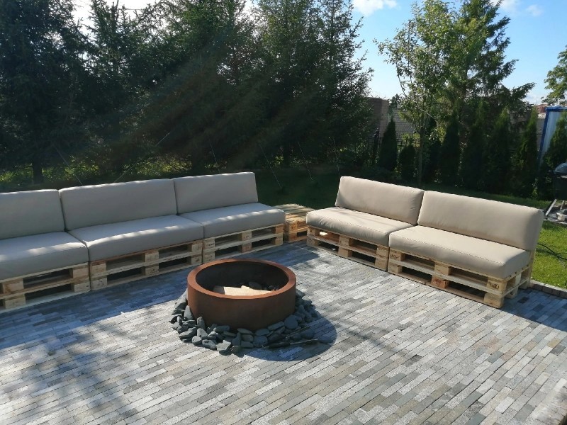 Зроблений своїми руками диван з піддонів: сучасний дизайн меблів для вітальні.