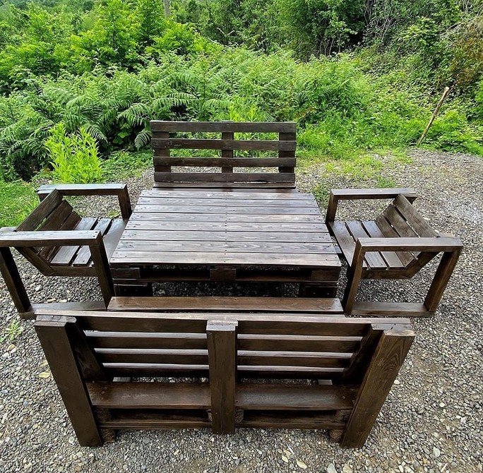 Диван з дерев'яних піддонів своїми руками: ідея для вітальні з подушками.