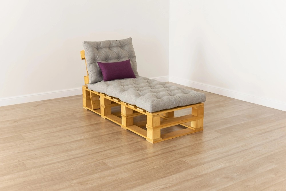 Простий диван з піддонів своїми руками, мінімалістичний дизайн для дому.