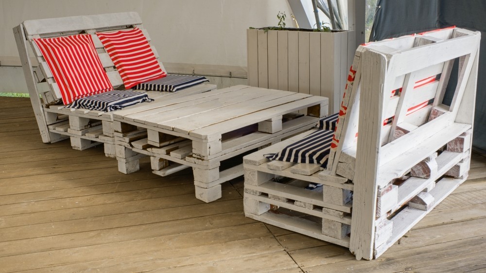 Стильний диван з піддонів своїми руками: ідеї для натхнення.