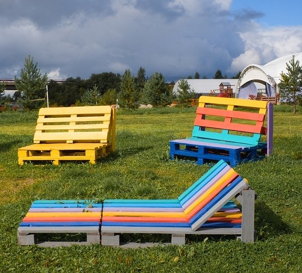 Диван з піддонів з дерев'яними ніжками, додає висоти та стилю меблям.