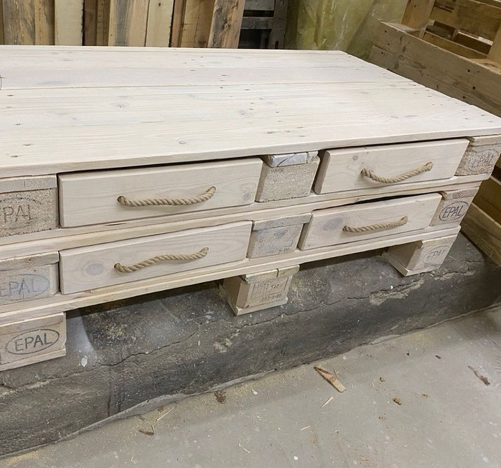 Невеликий диван з піддонів для балкону: затишне місце для читання та релаксу.